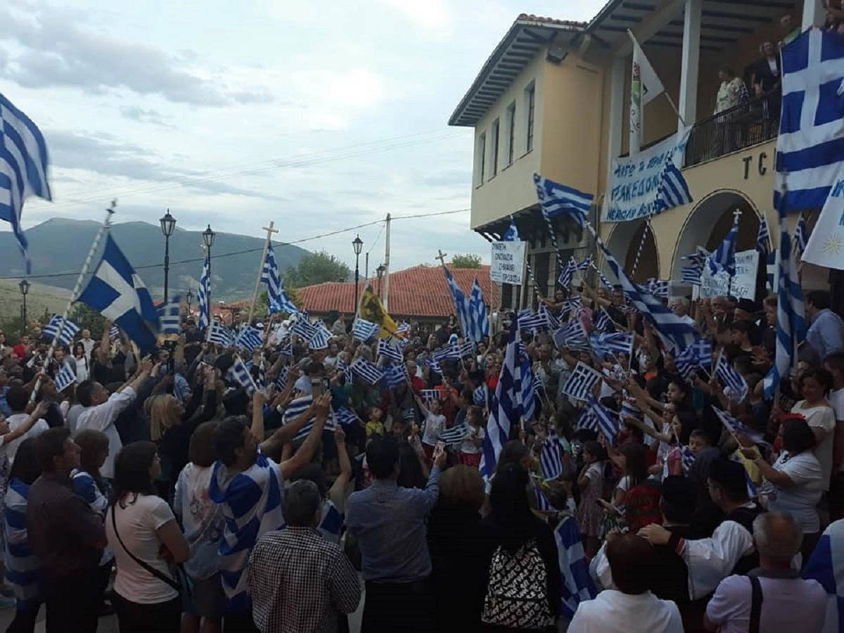 Λαός και κληρός μαζί: Εθνικός ξεσηκωμός – Διαδηλωτές έψαλλαν τον Ακάθιστο ύμνο στη Σιάτιστα – Θορυβημένοι οι Σκοπιανοί με τις συγκεντρώσεις